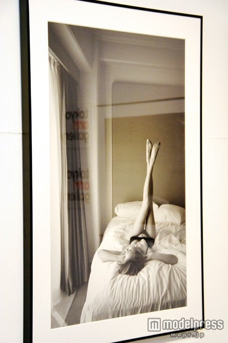 南明奈／写真展「akina-mono-chrome」より