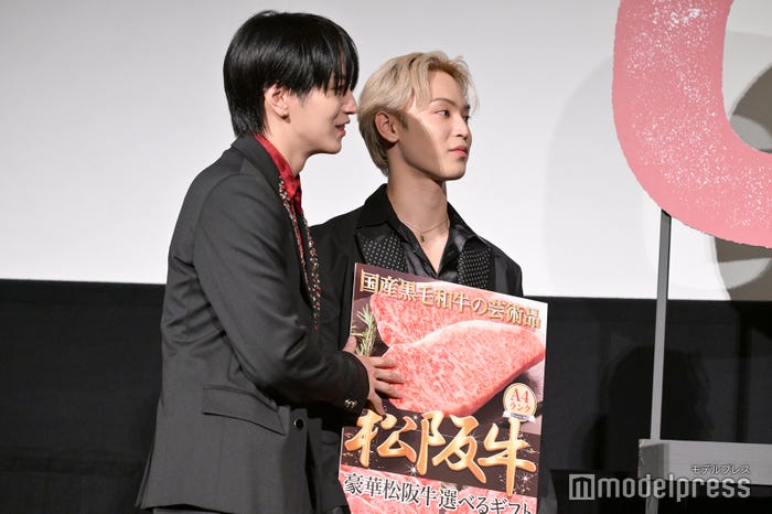 金城碧海がゲットした肉を自分のもののように持つ大平祥生、與那城奨(C)モデルプレス