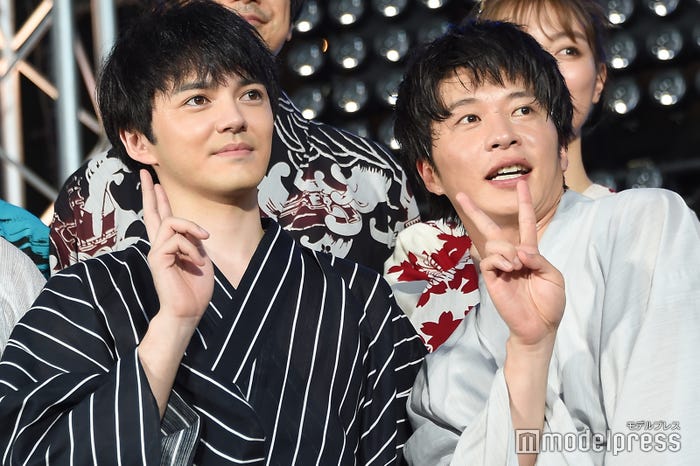 仲良くピースを決める林遣都&田中圭(C)モデルプレス