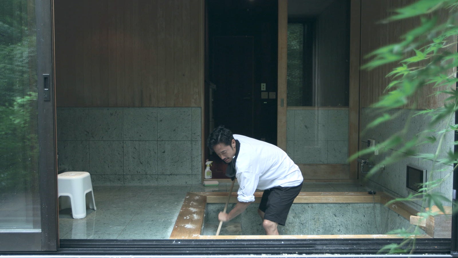 卒業の朝、貴之はテラスハウスを綺麗にする「TERRACE HOUSE OPENING NEW DOORS」34th WEEK（C）フジテレビ／イースト・エンタテインメント
