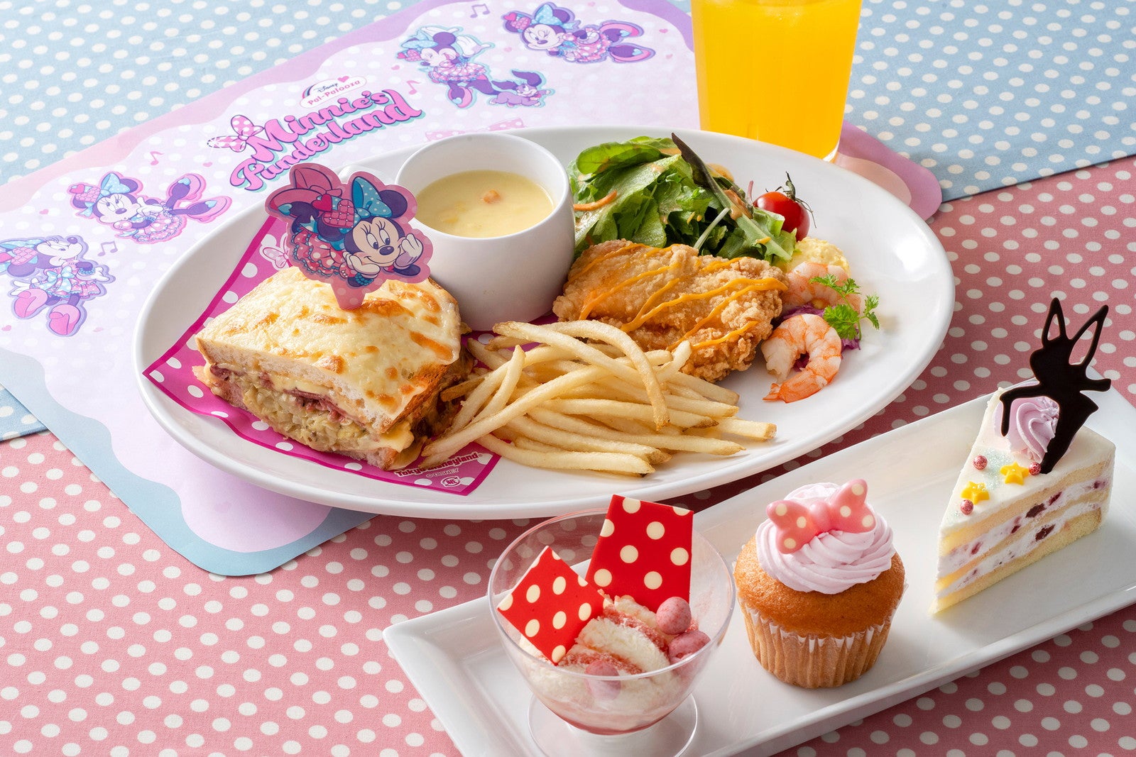 （奥）ミニーのキュートクラシックセット1,980円、（手前）スウィーツセット1,580円（手前中央）ストロベリーマフィン単品550円（C）Disney