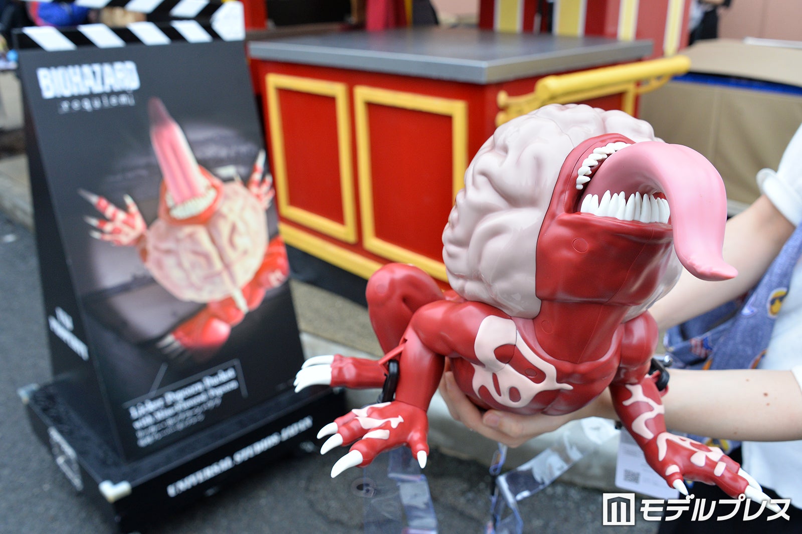 USJ、バイオ「リッカー・ポップコーンバケツ」公開 長い舌に鋭い爪…不気味さ精巧に再現