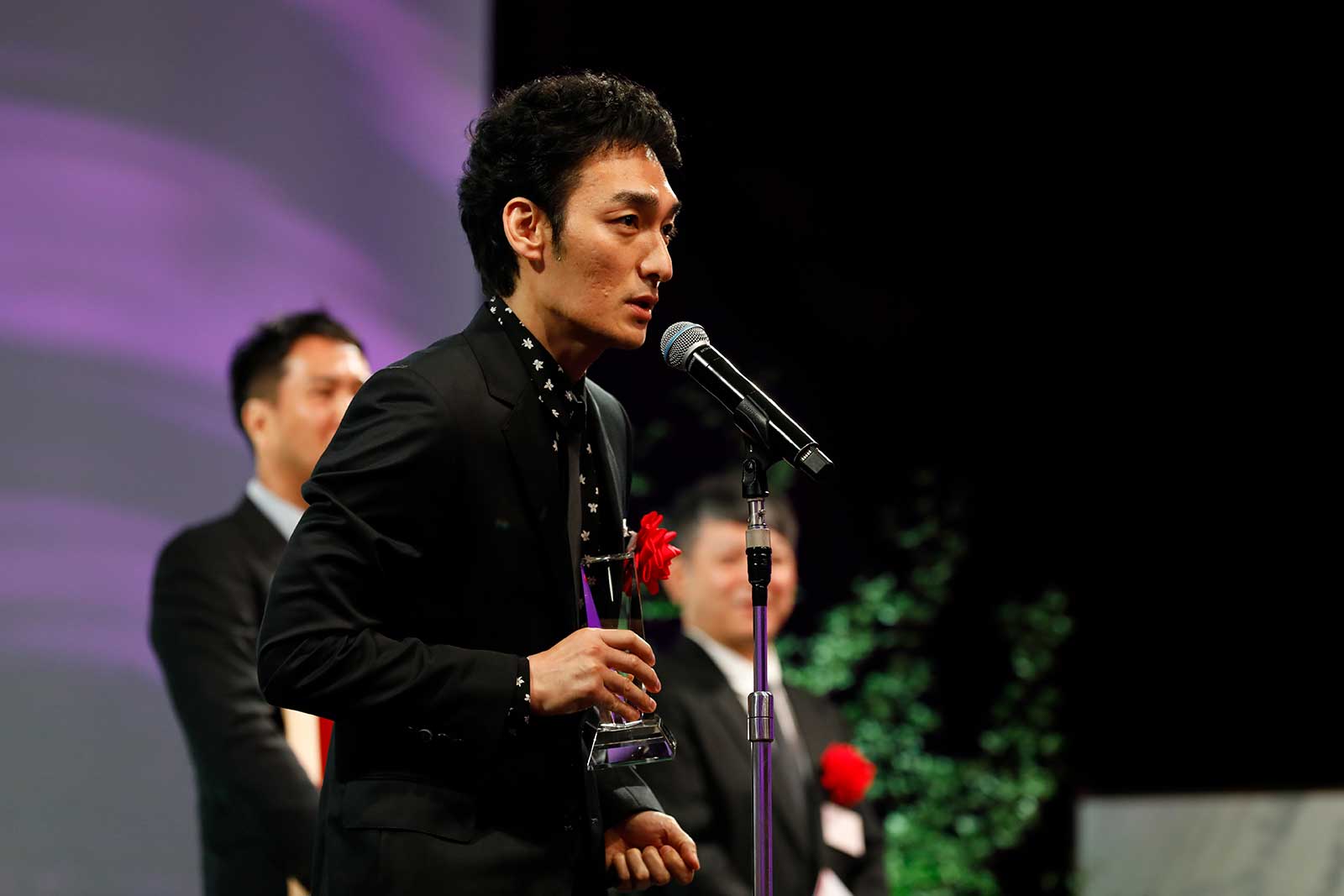 挨拶をする草なぎ剛（提供写真）