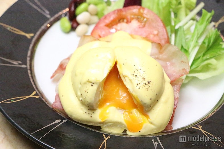 半熟のとろっとした黄身がたまらないエッグベネディクト／画像提供：あさやホテル