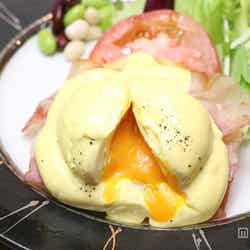 半熟のとろっとした黄身がたまらないエッグベネディクト/画像提供:あさやホテル