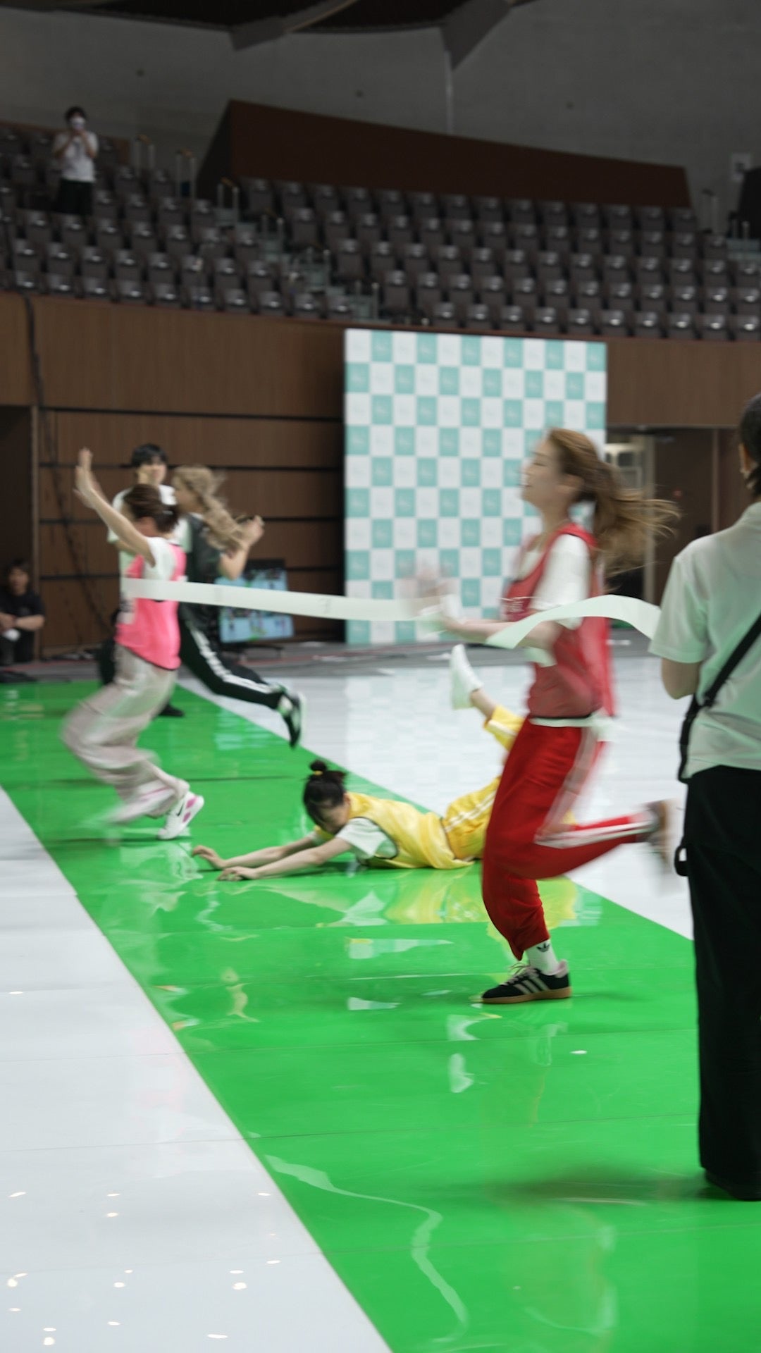 「キャバクラ嬢ガチンコ30メートル走」（提供写真）