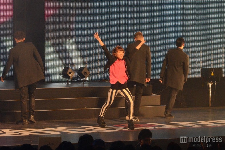 ダンスを披露する鈴木奈々