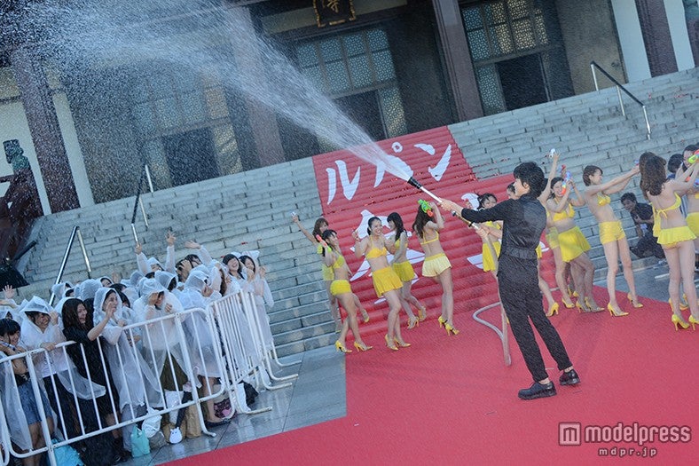 ファンに向かって放水を楽しむ小栗旬