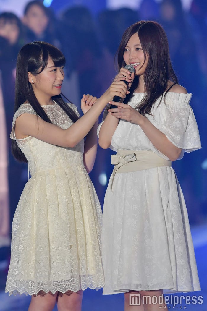 秋元真夏、白石麻衣(C)モデルプレス