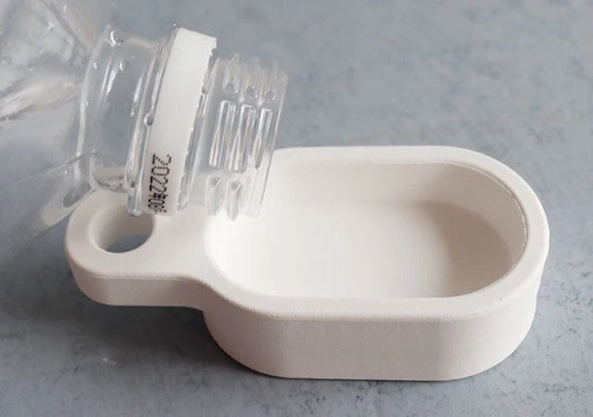 ダイソーのトーストスチーマー（珪藻土配合）に水を入れる