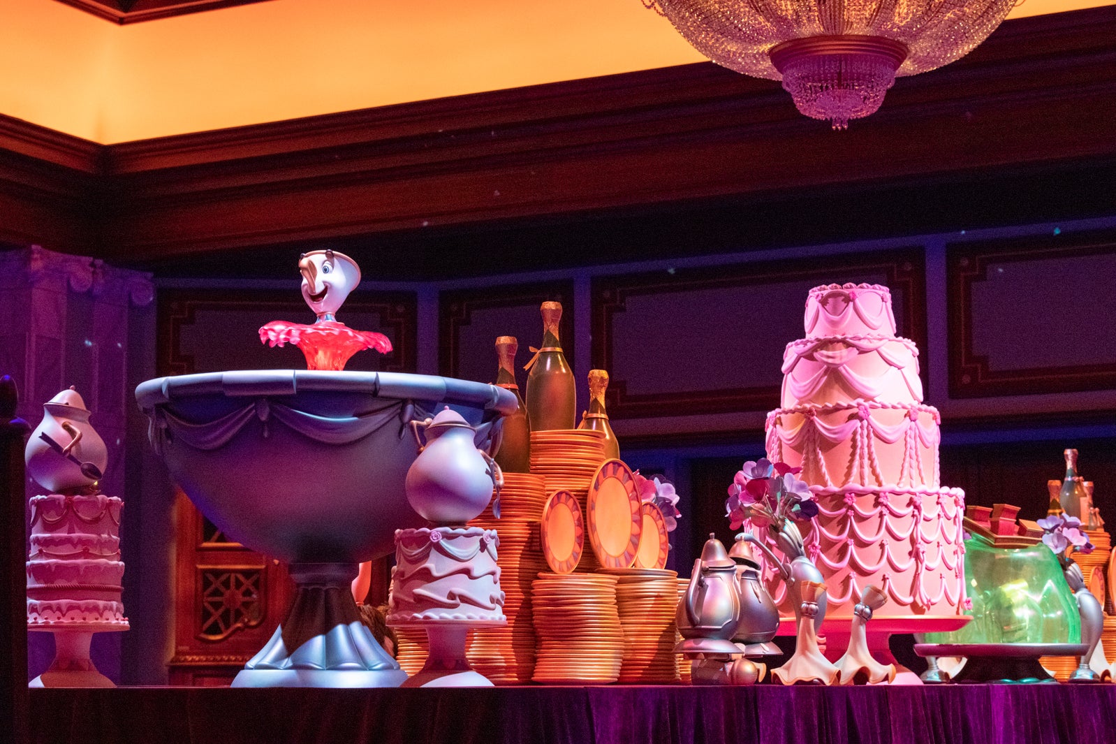 ダイニングルーム／「美女と野獣“魔法のものがたり”」（C）Disney