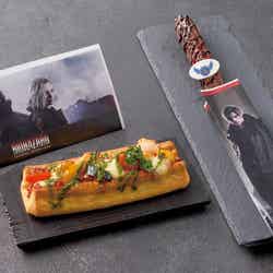 グリーンハーブの回復クロワッサンドッグ ~バジルソース&チキン~、レオン・S・ケネディのビターチョコレート・チュリトス/画像提供:ユニバーサル・スタジオ・ジャパン