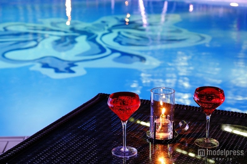 関西唯一のナイトプールがオープン 幻想的なライティング＆DJサウンドの流れる大人の遊び場