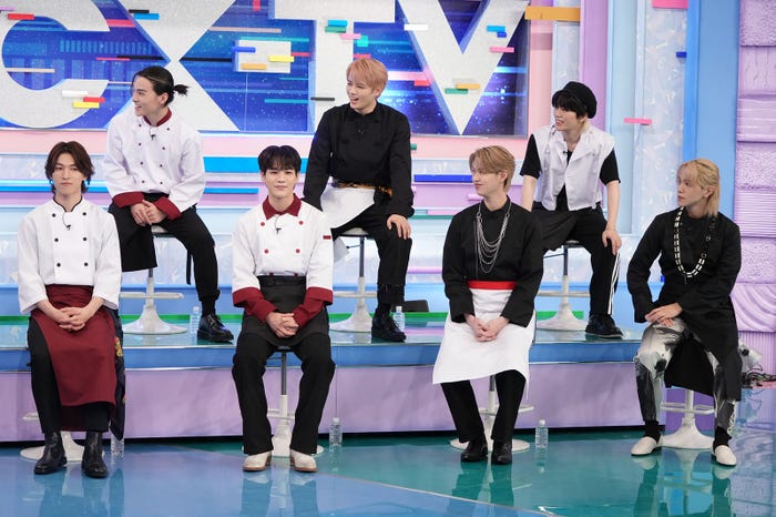 JO1/(前列左から)金城碧海、豆原一成、白岩瑠姫、大平祥生(後列左から)川西拓実、鶴房汐恩、木全翔也(C)フジテレビ