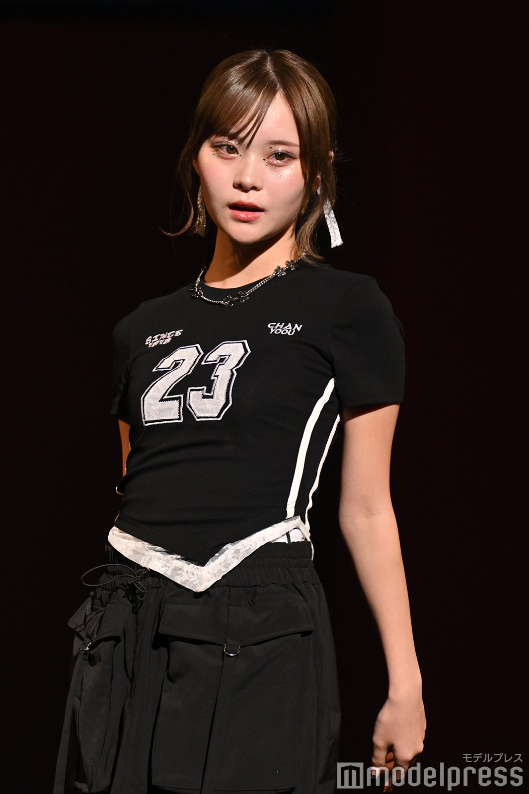 Popteen」卒業のさくてぃん、ミニスカからスラリ美脚 スポーティ