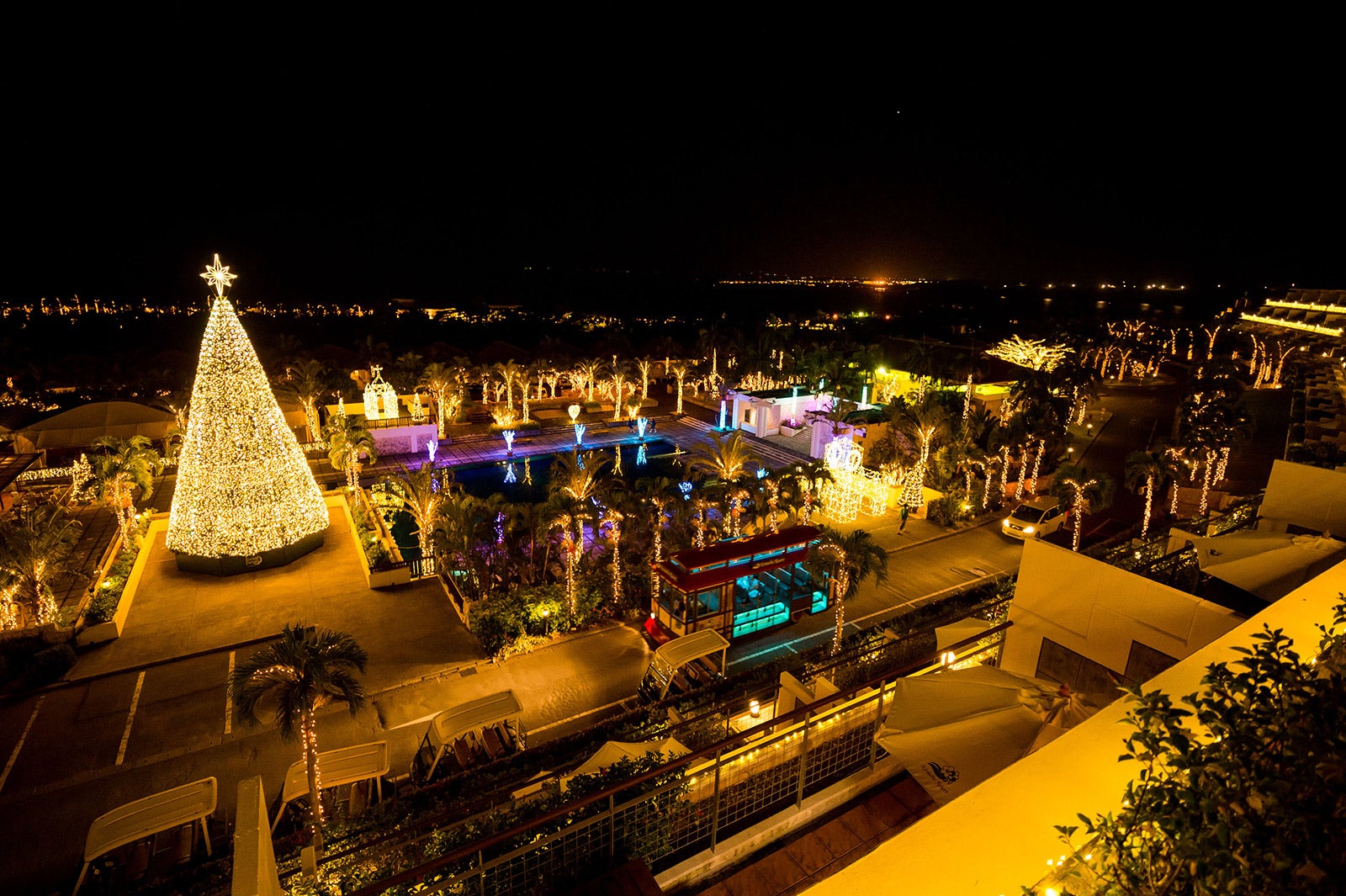 ガーデンプールスクエア／画像提供：株式会社カヌチャベイリゾート