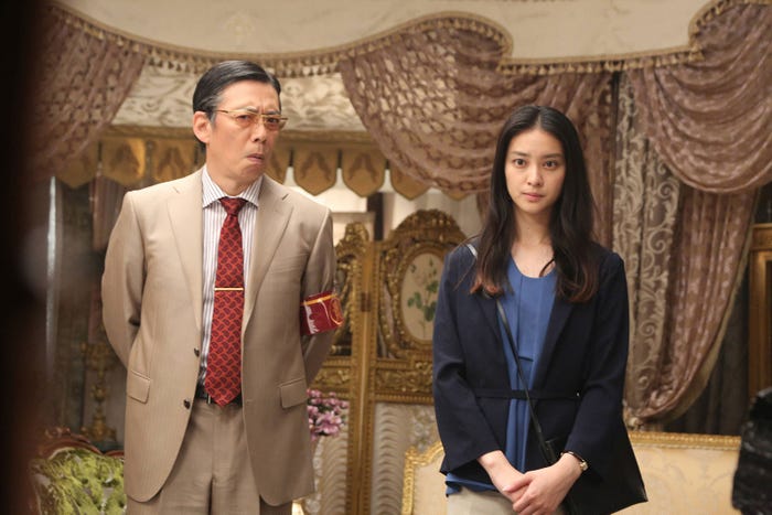 生瀬勝久、武井咲/「貴族探偵」第6話より(画像提供:フジテレビ)