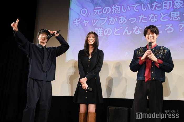 “滅!ポーズ”する小川史記、工藤美桜、山中柔太朗(C)モデルプレス