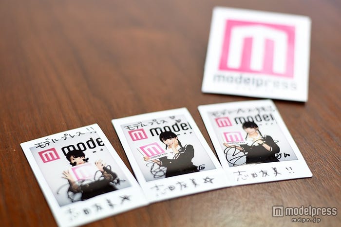 志田友美さんの直筆サイン入りチェキを3名様にプレゼント