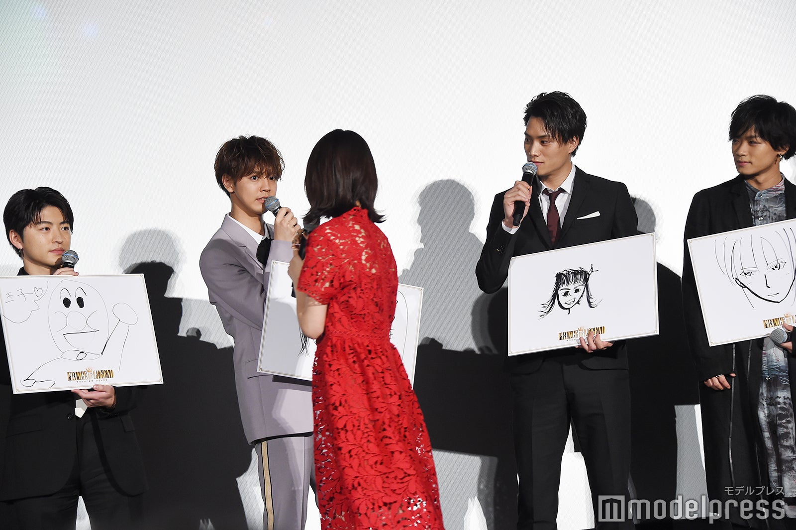 王子達の似顔絵をチェックする白石聖 （C）モデルプレス