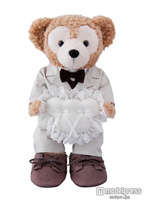 ダッフィーウェア（リングボーイ）￥12000／ぬいぐるみ（S）は別売り（C）Disney