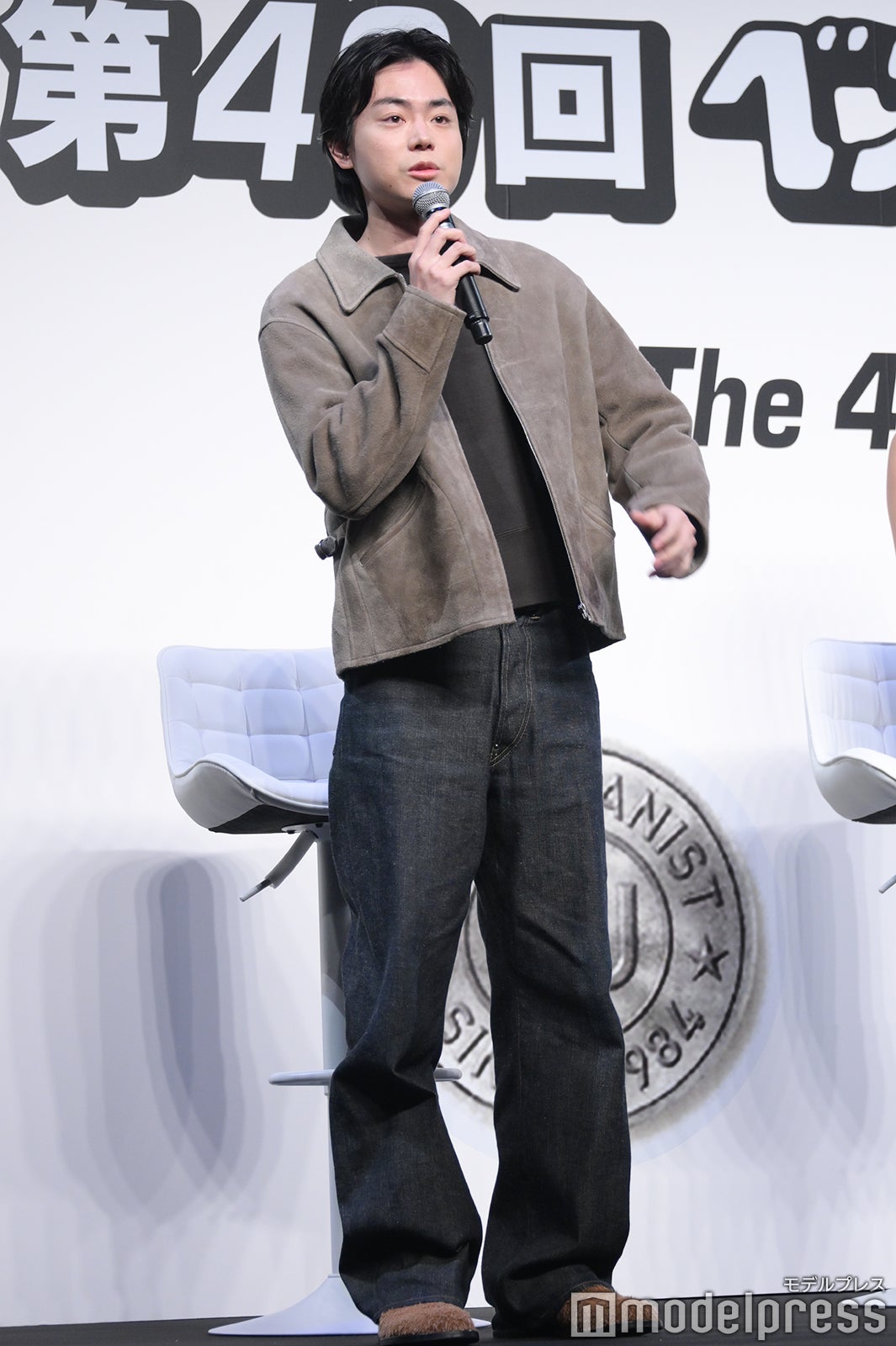 コーディネートを紹介する菅田将暉（C）モデルプレス