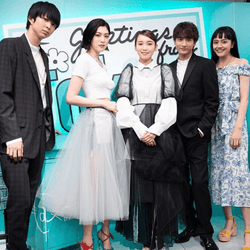 飯豊まりえ、鈴木仁・三吉彩花・小関裕太・松井愛莉と仲良し集合ショット公開