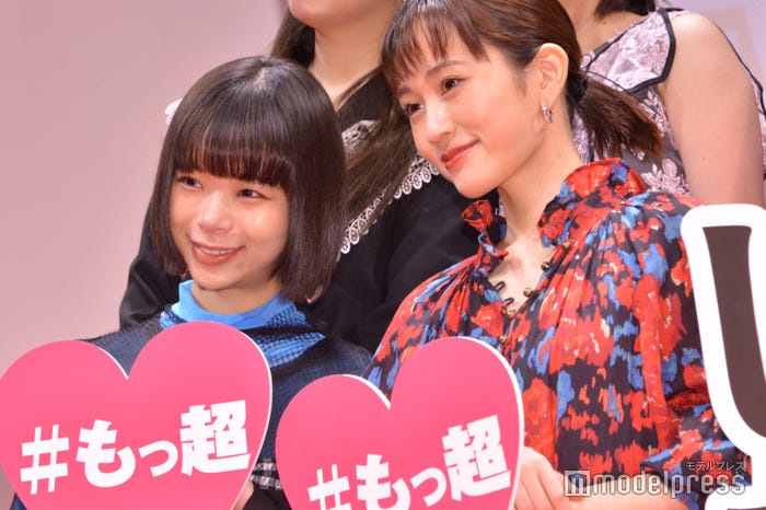 終始仲睦まじげに会話をしていた趣里、前田敦子 (C)モデルプレス