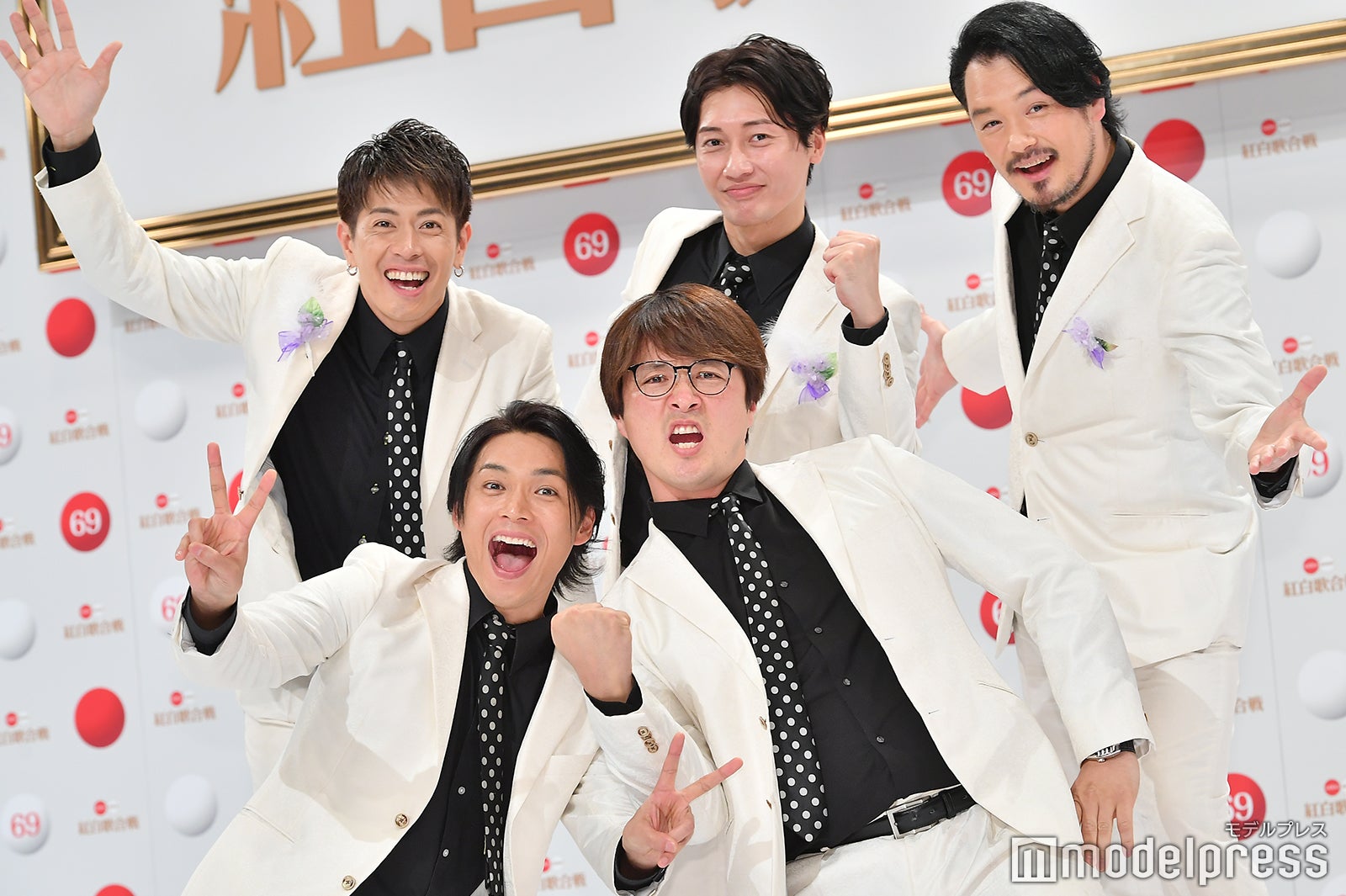 純烈／（前列左から）白川裕二郎、酒井一圭（後列左から）後上翔太、友井雄亮、小田井涼平