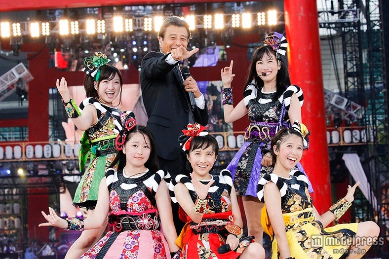 ももいろクローバーZ＆舘ひろし／Photo by HAJIME KAMIIISAKA+Z