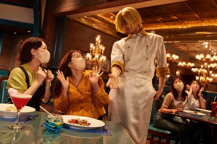 食事をしている席にサンジが登場　画像提供：ユニバーサル・スタジオ・ジャパン