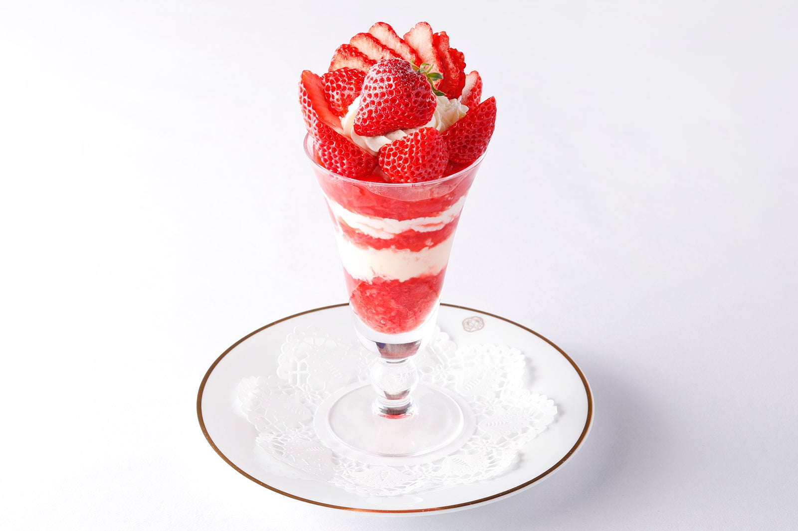 「新潟県産苺“越後姫”のプレミアムストロベリーパフェ」 2,106円／画像提供：資生堂パーラー