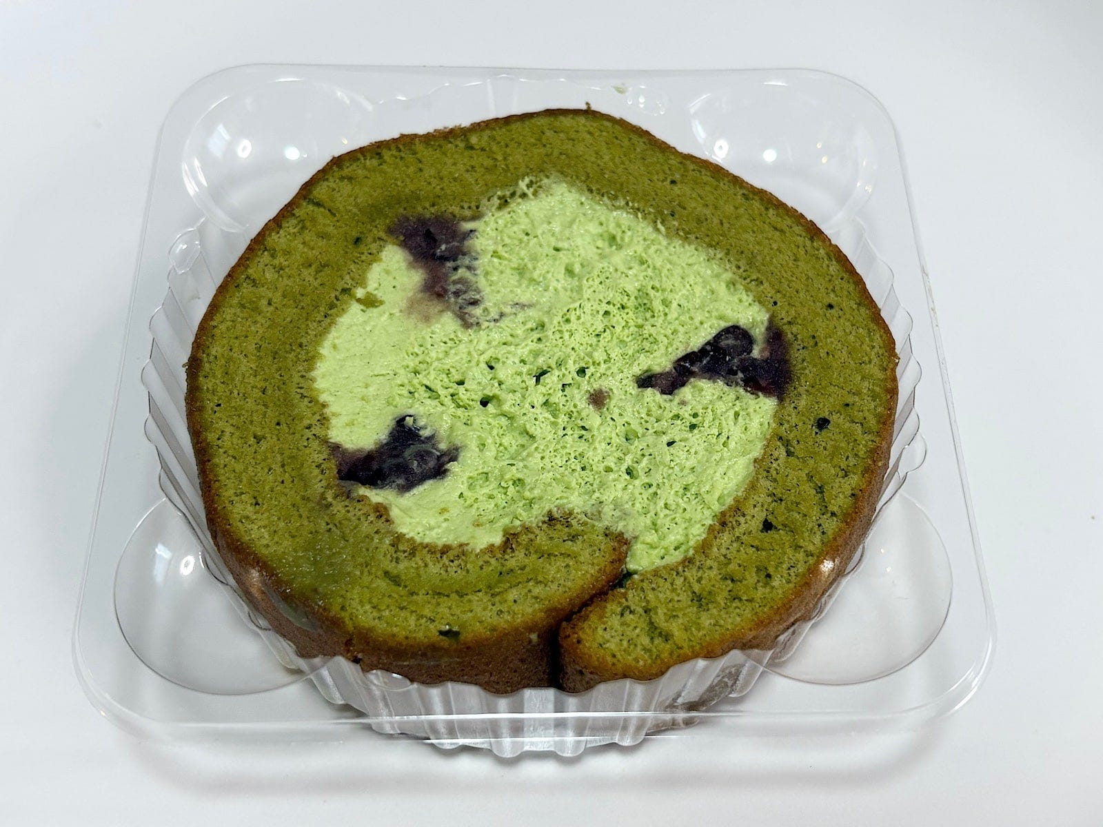 「北海道産小豆と抹茶のふんわりロール」194円（税込）