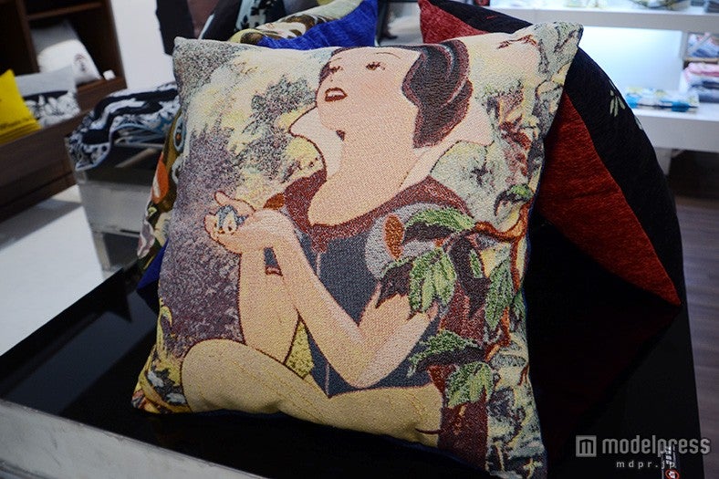 「インテリアライフスタイル」白雪姫のクッションカバー