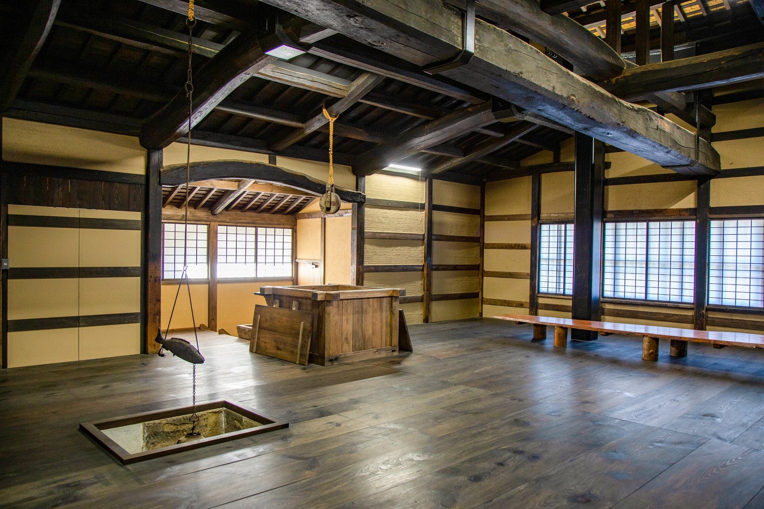 西側には大土間、東側には多数の釜戸があった台所／提供画像