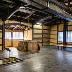 西側には大土間、東側には多数の釜戸があった台所/提供画像