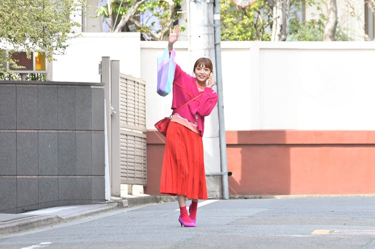 画像13 16 着飾る恋 川口春奈の 真柴ファッション が話題 仕事 オフの変化 色使いのコツ 本人のこだわりも スタイリストインタビュー モデルプレス