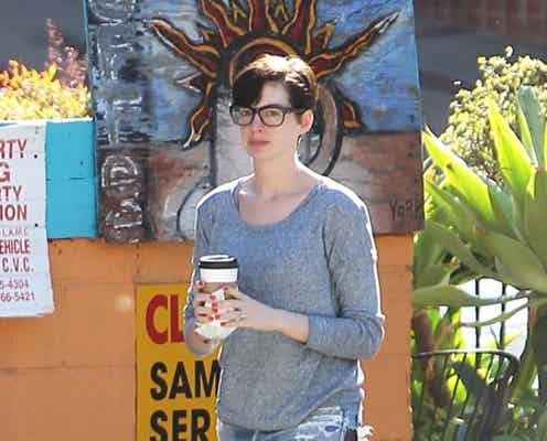 結構かわいい? アン・ハサウェイのすっぴんアラレちゃん眼鏡