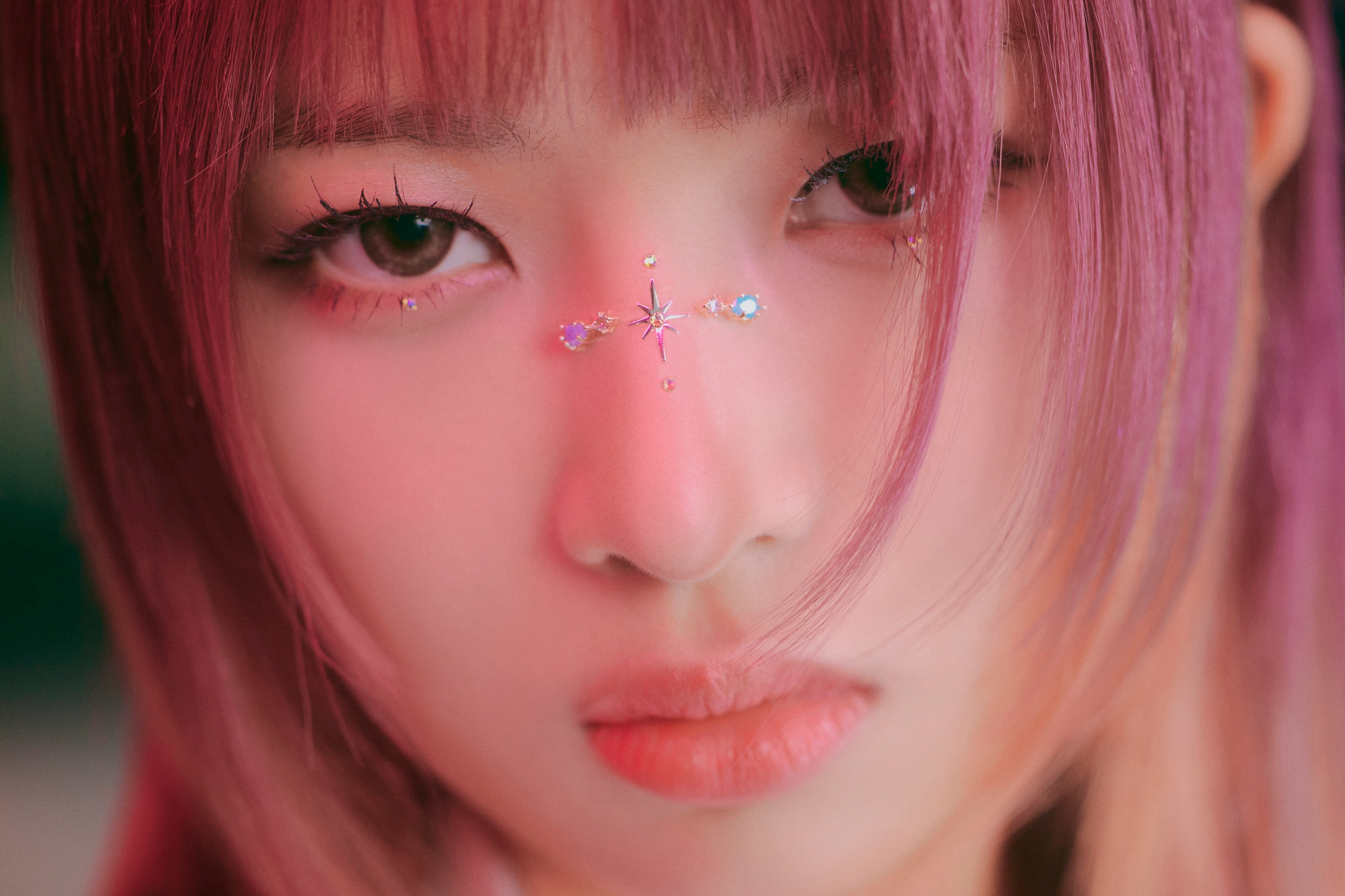 K-POPアイドルがお手本 華やか“ノーズブリッジメイク”が夏活躍の予感