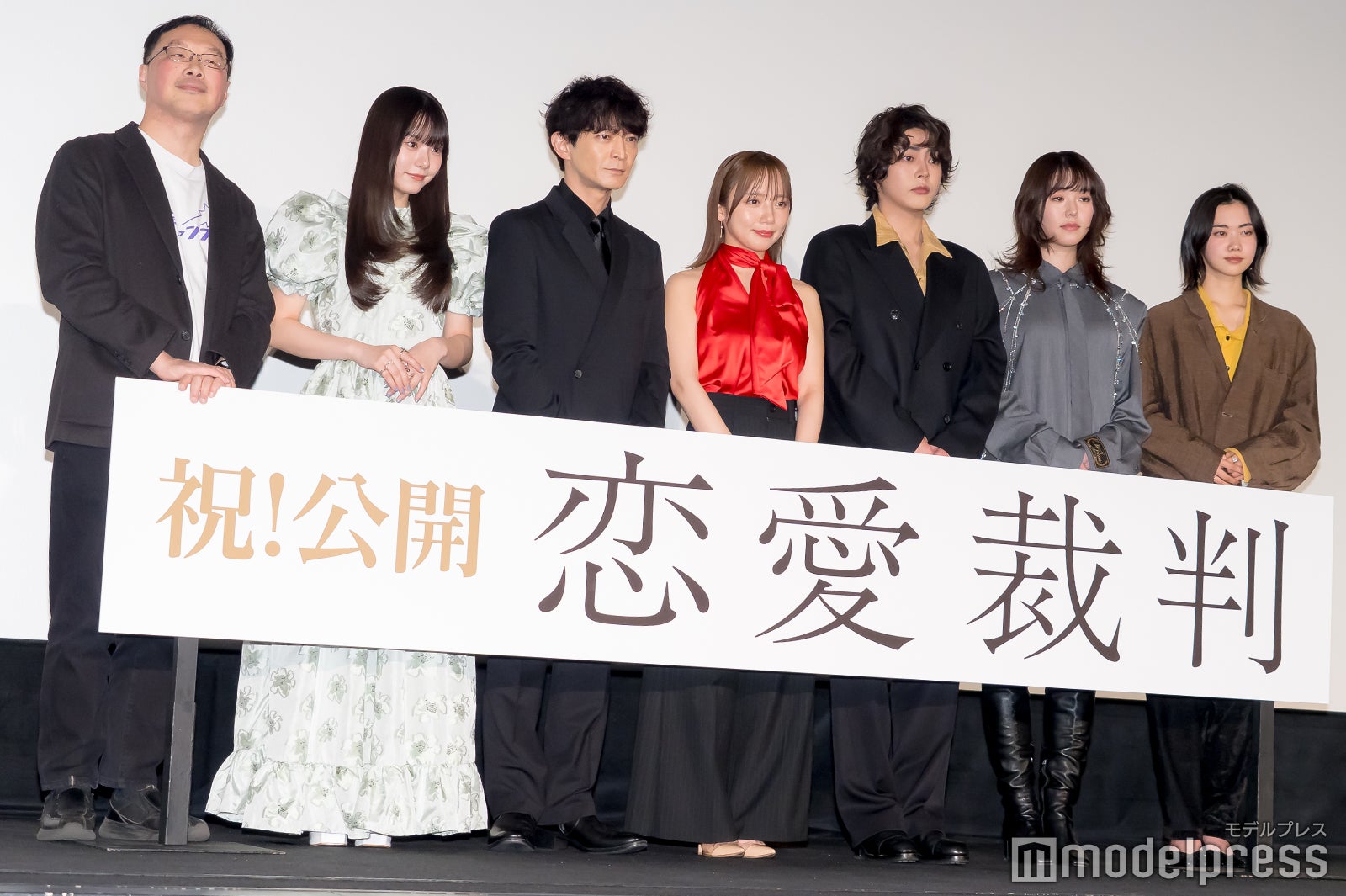 （左から）深田晃司監督、仲村悠菜、津田健次郎、齊藤京子、倉悠貴、唐田えりか、小川未祐（C）モデルプレス
