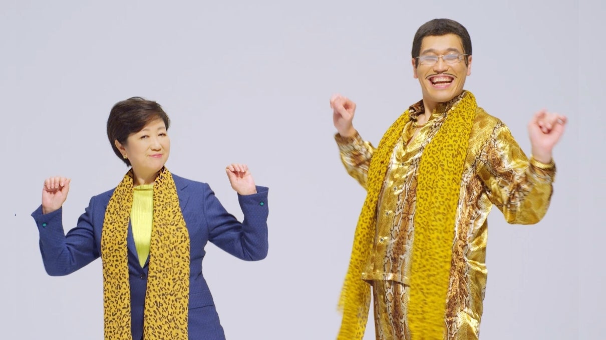ピコ太郎、小池百合子東京都知事とオソロのヒョウ柄で「PPAP」　夢の共演が実現