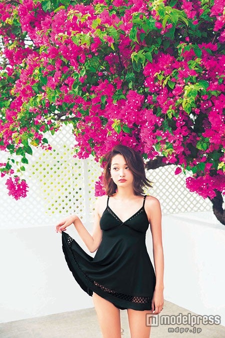 ワンピースビキニ／モデル安井レイ