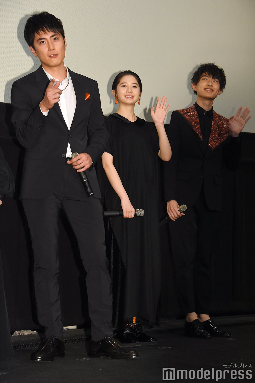 生配信動画のカメラに向かってキメる間宮祥太朗、手を振る桜田ひより、上村海成 （C）モデルプレス