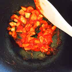 手順4：トマト、ズッキーニ、パプリカを加え炒める／画像提供：柏原歩