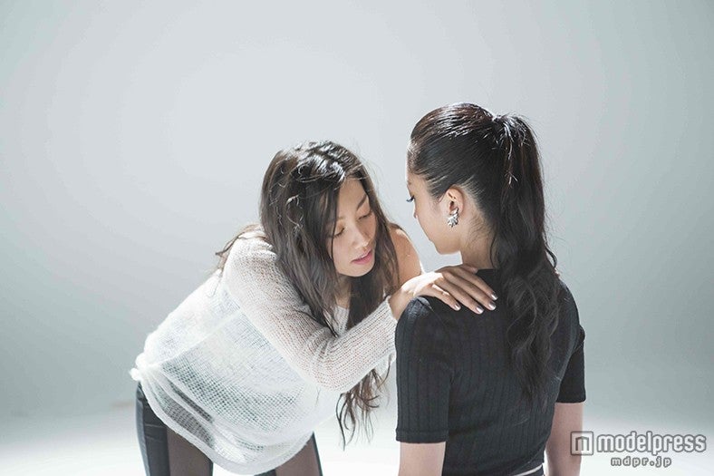 “話題のシンガー”安良波明里、モデルMEGBABYと魅せるセクシーな姿にドキッ