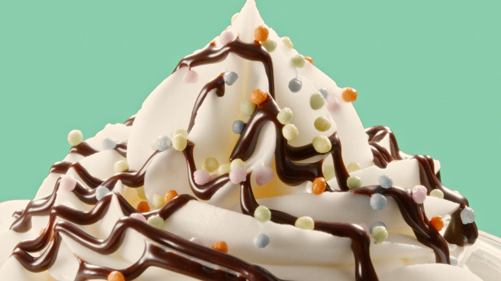 新TVCM「マックカフェ『しあわせすぎるっ！チョコミント』」篇（提供写真）