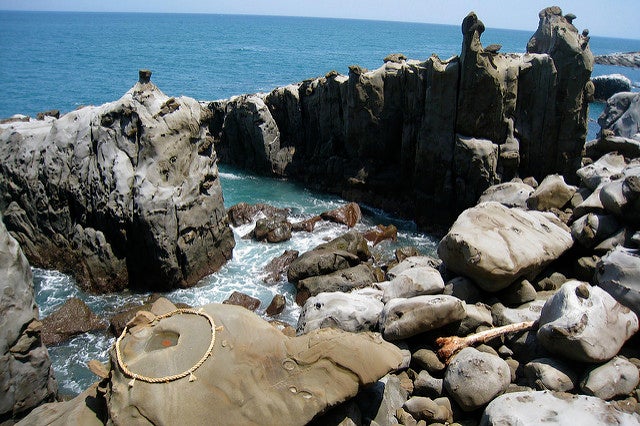 （手前左下）霊石亀石／Outside of the cave by AHLN