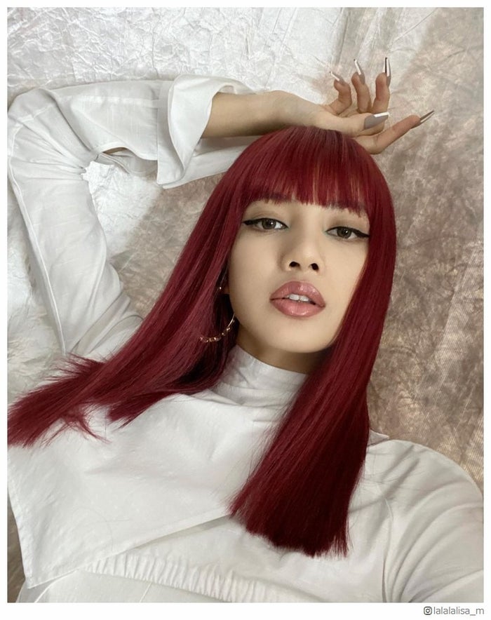 BLACKPINKリサ、ワインレッドの鮮烈ロングヘアに熱視線「CGのよう」「神々しい」 モデルプレス