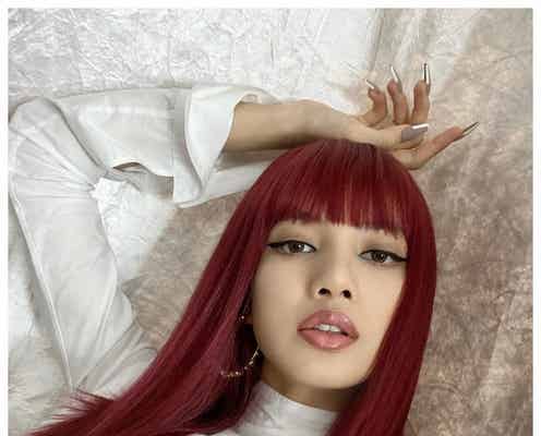 BLACKPINKリサ、ワインレッドの鮮烈ロングヘアに熱視線「CGのよう」「神々しい」