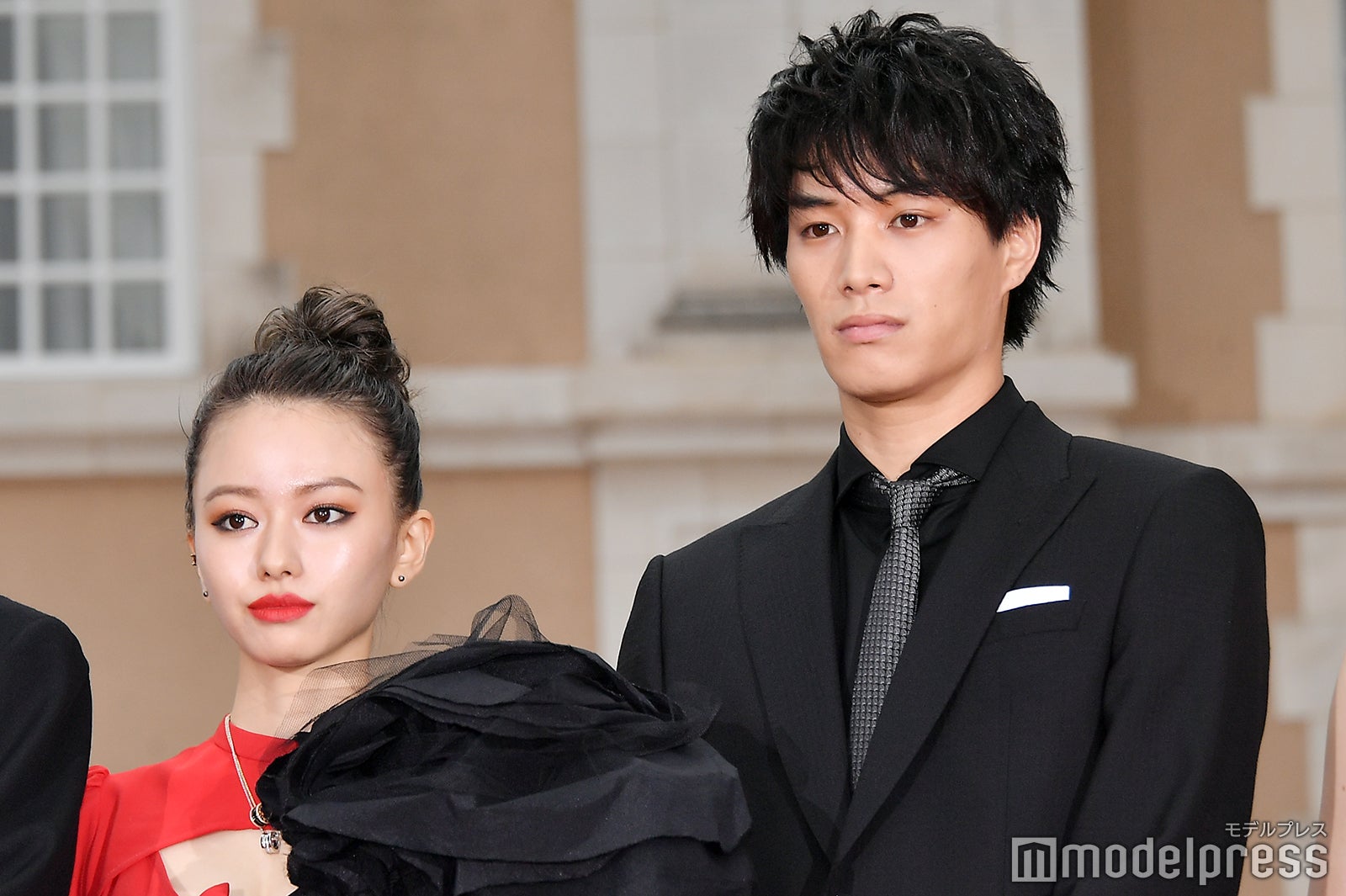 山本舞香、鈴木伸之 （C）モデルプレス